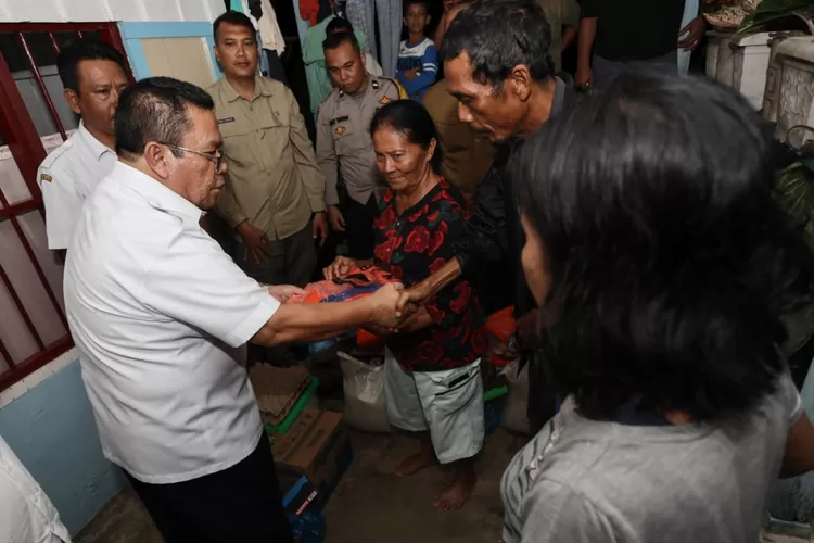 Wali Kota Wesly Silalahi langsung mengunjungi dan menyerahkan bantuan kepada masyarakat terdampak angin kencang (Realitasonline/RH)