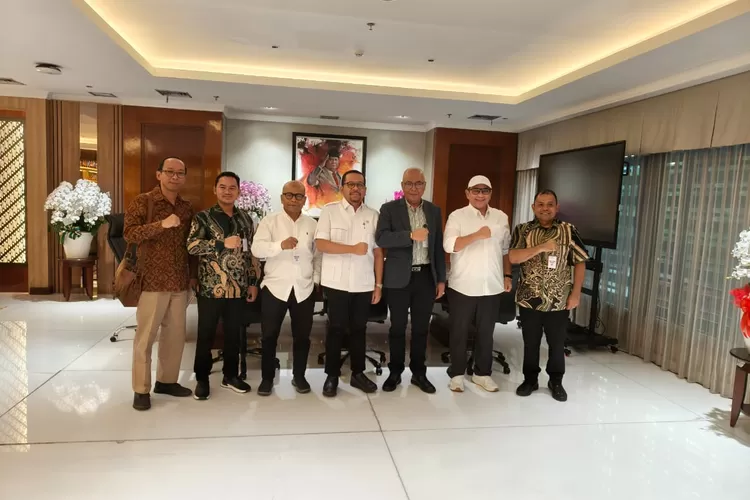 Rombongan dipimpin Ketua Umum PWI Pusat Akhmad Munir. 