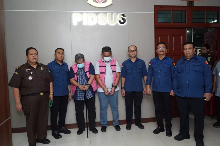 Kedua tersangka yakni HAP, mantan Direktur Teknik PT Pelindo I periode 2018&ndash;2021, dan BS, mantan Direktur Utama PT Dok dan Perkapalan Surabaya (Persero) periode 2017&ndash;2021.