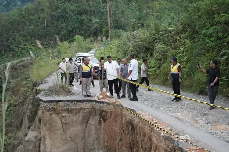 Gubernur Sumut disambut langsung oleh Bupati Toba Effendi Sintong P. Napitupulu didampingi oleh Kapolres Toba AKBP Vinsensius Jimmy Parapaga dan Dandim 0210/TU Letkol Kav. Ronald Tampubolon serta sejumlah pimpinan OPD meninjau kondisi jalan longsor (Realitasonline.id/Dok)