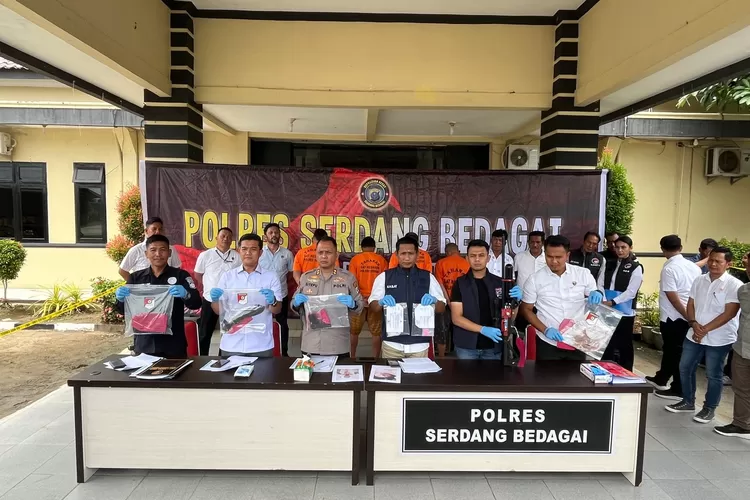 Pengungkapan ini disampaikan langsung oleh Kapolres Sergai AKBP Jhon Rakutta Sitepu dalam konferensi pers di depan Lobi Mako Polres Sergai, Kamis (25/9/2025) pukul 11.00 WIB.