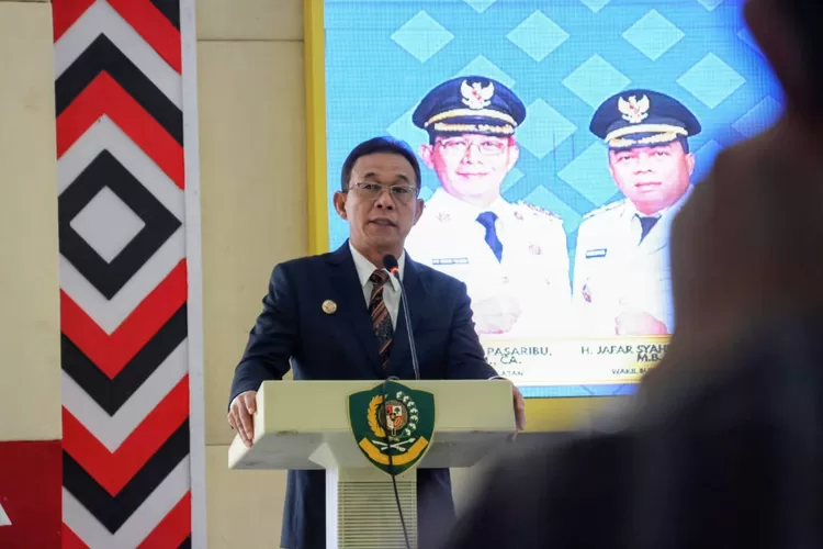 Bupati Tapsel H. Gus Irawan saat memimpin rapat dan persiapan peluncuran program Sekolah Rakyat, di Aula Sarasi, Kantor Bupati Tapsel, Sipirok, Kamis (25/9/2025).(Foto : Realitasonline / Riswandy)
