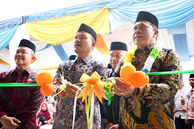 Kakanwil Kemenag Sumut H.Ahmad Qosbi resmikan gedung MTsN 2 Tanjungbalai, Kamis (25/9/2025). Gedung dibangun di lahan Wakaf dari keluarga almarhum H. Zulkifli Amsar Batubara.