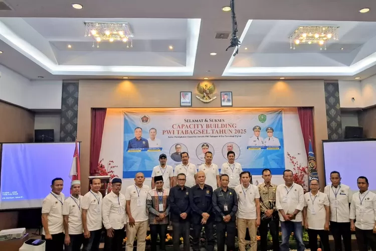 Narasumber dan peserta foto bersama pada acara capacity building anggota PWI Tabagsel, di Emeral Hall Mega Permata Hotel, Kamis (25/9/2025).(Foto : Realitasonline / Riswandy)
