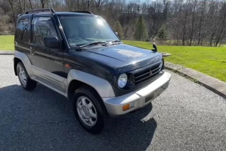 Mitsubishi Pajero Junior adalah sebuah SUV kecil yang diproduksi Mitsubishi pada tahun 1996 hingga akhir dekade 90-an. (Tangkapan Layar YouTube Mike Davis)