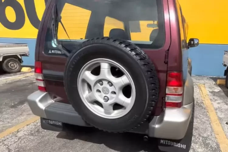 Mitsubishi Pajero Junior ZR-II tahun 1996 adalah SUV mini 4WD dengan bodi tiga pintu dan mesin 1.094 cc empat silinder. (Tangkapan Layar YouTube  Kuruma Imports JDM Dealer)