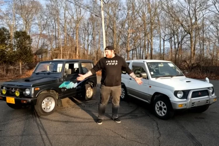 Mitsubishi Pajero Mini vs Suzuki Jimny (varian kei-car) sebagai panduan bagi pembeli, dengan memperhatikan kelebihan &amp; kekurangan tiap model agar kamu bisa memilih yang paling cocok. (Tangkapan Layar YouTube MikegTV)