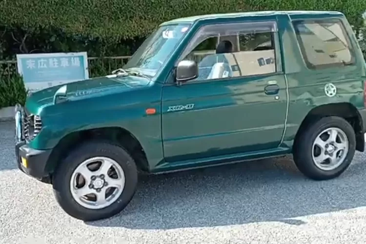 Mitsubishi Pajero Mini versi tahun 1995 dengan kode bodi H56A dan penggerak 4WD adalah varian kei car kecil dengan fitur SUV-kecil, dirancang agar tampil seperti mobil sport-utility tapi dalam ukuran kompak. (Tangkapan Layar YouTube bayside_Trading)