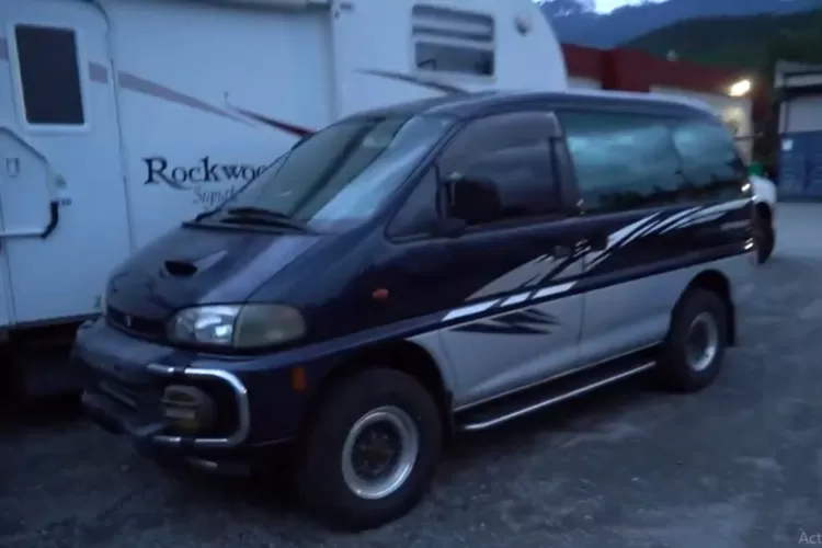 Mitsubishi Delica L400 (juga dikenal sebagai Delica Space Gear di beberapa pasar) adalah versi minivan/van yang dalam beberapa varian memiliki sistem penggerak empat roda (4WD) atau sistem &ldquo;Super Select&rdquo; dari Mitsubishi. (Tangkapan Layar YouTube Nameless Co)