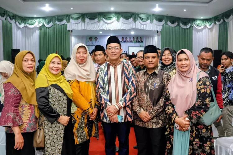 Bupati Tapsel H. Gus Irawan Pasaribu dan Wali Kota Padangsidimpuan Letnan Dalimunthe, hadiri gala dinner milad ke-59 KAHMI di Gedung Adam Malik, Kota Padangsidimpuan, Sabtu (20/9/2025) malam.(Foto : Realitasonline / Riswandy)