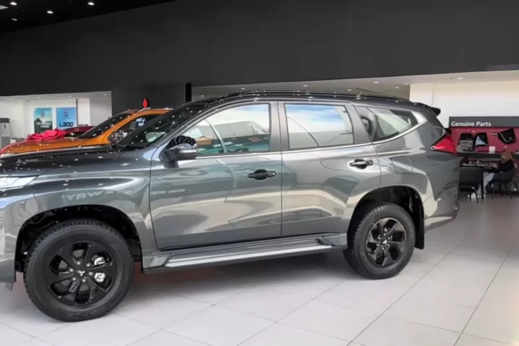 Mitsubishi Montero Sport 2025 Black Series 4WD adalah varian tertinggi dari keluarga Montero Sport yang menghadirkan kombinasi kemampuan off-road, kenyamanan premium, dan tampilan yang agresif. (Tangkapan Layar YouTube Makel Rivera Visual Car Reviews)