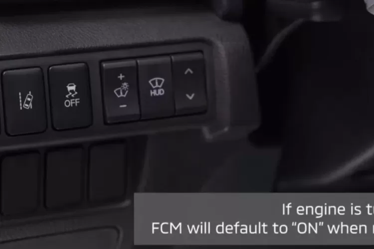 Mengendarai Mitsubishi Eclipse Cross tidak hanya soal performa mesin turbo yang bertenaga atau desain eksterior yang tegas, tetapi juga bagaimana pengemudi dan penumpang menikmati kenyamanan teknologi di dalam kabin. (Tangkapan Layar YouTube KondorCars)