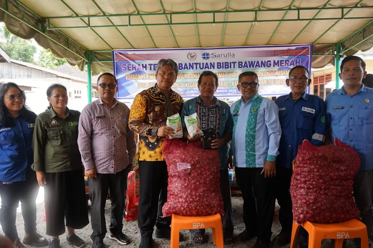 Manajemen SOL bersama Wabup Deni Lumbantoruan diabadikan dengan Poktan penerima bantuan bibit bawang merah. (Realitasonline.id - AS)