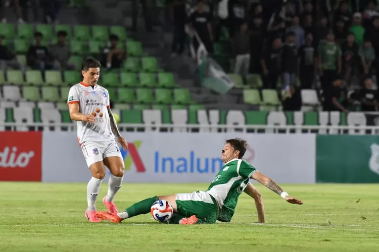 Laga di babak pertama bermain cukup panas, keras dan penuh taktik kedua pelatih. Gol pertama diciptakan oleh Jeung Ho Kim di menit "23 lewat free kick.