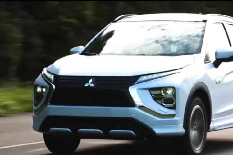 Mitsubishi Eclipse Cross PHEV versi facelift tahun 2021 tampilan luar mengalami penyegaran cukup signifikan. (Tangkapan Layar YouTube torsi daya)