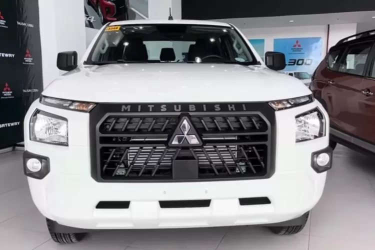 Mitsubishi Triton GL 4WD MT dalam warna White Solid sebagai unit display showroom memperlihatkan kombinasi antara penampilan kasar khas mobil pikap dan fungsi yang siap tempur. (Tangkapan Layar YouTube  Makel Rivera Visual Car Reviews)