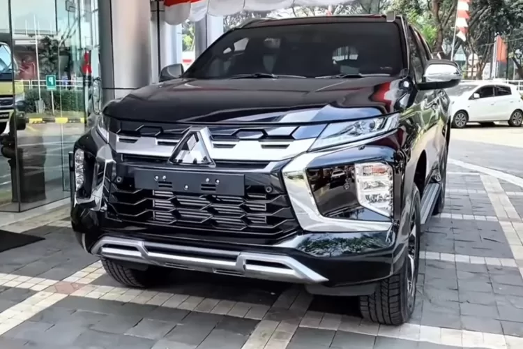 Pajero Sport Dakar 2025 hadir sebagai varian tertinggi dari SUV ladder frame Mitsubishi yang terkenal tangguh sekaligus mewah. (Tangkapan Layar YouTube RAJA PROMO)