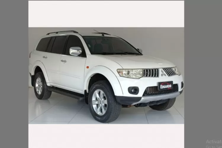 Mitsubishi Pajero Dakar 3.2 Diesel adalah sebuah SUV (sports utility vehicle) yang cukup tangguh dan populer, terutama untuk medan berat dan penggunaan off-road.