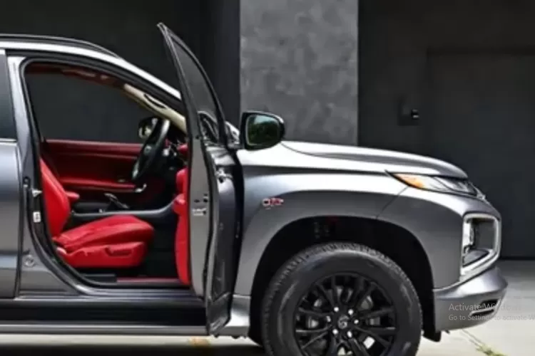 Mitsubishi Pajero 2025 hadir dengan aura yang berbeda karena menggabungkan warisan legendarisnya sebagai SUV tangguh dengan sentuhan modern yang membuatnya lebih relevan dibanding kompetitor. (Tangkapan Layar YouTube  Auto Nexus)