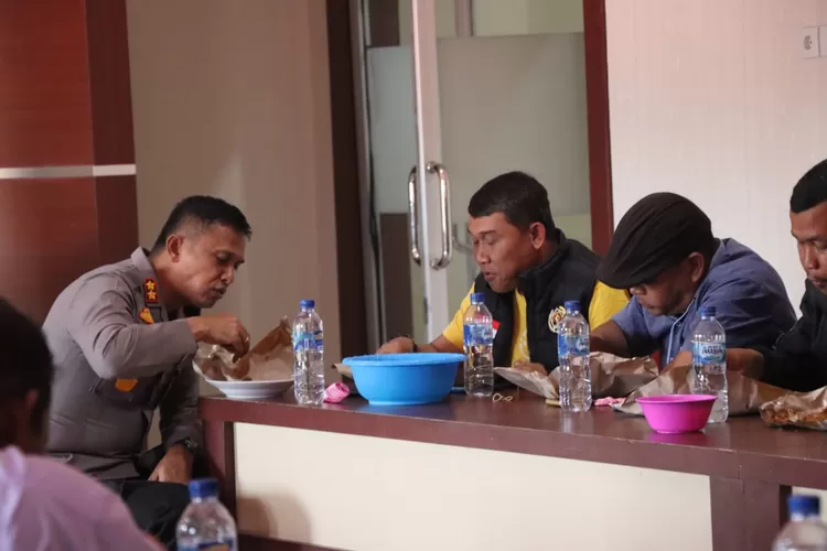 Kapolres Taput AKBP Ernis Sitinjak bersama insan pers saat makan nasi bungkus di aula Tribrata. (Realitasonline.id - ist)