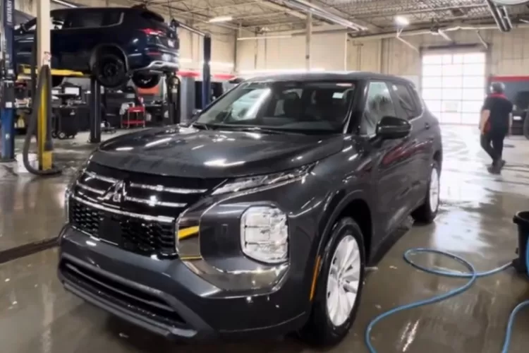 Mitsubishi Outlander dalam warna Graphite Grey memberi kesan elegan dan netral bukan warna yang mencolok, tapi tetap punya karakter kuat. (Tangkapan Layar YouTube Aaron Glena)