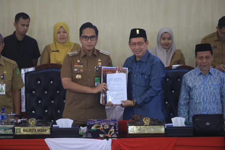 Rico Waas tandatangani kesepakatan P. APBD 2025 bersama Ketua DPRD Medan pada Sidang Paripurna, Senin (29/9/2025).