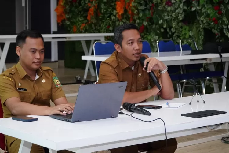 Wahyudiharto didampingi Kepala Bidang Pengembangan Teknologi Aplikasi dan Informatika, M. Nas Arif Syahputra, S.IP, M.AP.