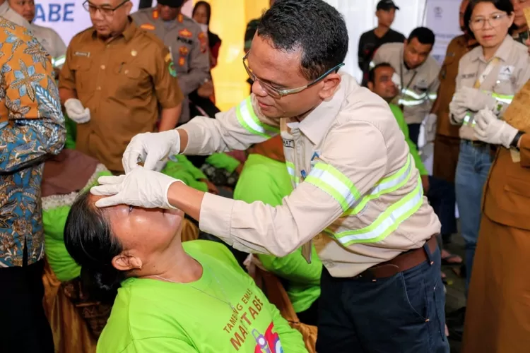 Operasi katatak GMO &amp; Deputy Director Operations PTAR Rahmat Lubis, membuka perban mata Endang Siregar, warga Kelurahan Perkebunan Batangtoru, salah satu pasien Operasi Katarak Gratis Tambang Emas Martabe, Senin (29/9/2025). (Foto : Realitasonline / dok)