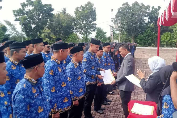 Bupati Abdya Safaruddin melantik dan menyerahkan SK pengangkatan PPPK dan dua PNS dilingkungan Pemkab setempat, Rabu (1/10/2025)
