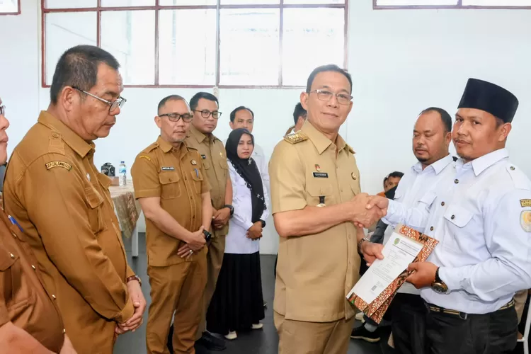 Bupati Tapsel, H. Gus Irawan Pasaribu, resmikan Sekolah Rakyat yang ditandai dengan pembukaan kegiatan MPLS dan PKG di Sekolah Rakyat Terintegrasi 29 Tapsel di UPT BLK Siharang-Karang, Kecamatan Padangsidimpuan Hutaimbaru, Kota Padangsidimpuan, Selasa (30/9/2025). (Foto : Realitasonline / Riswandy)