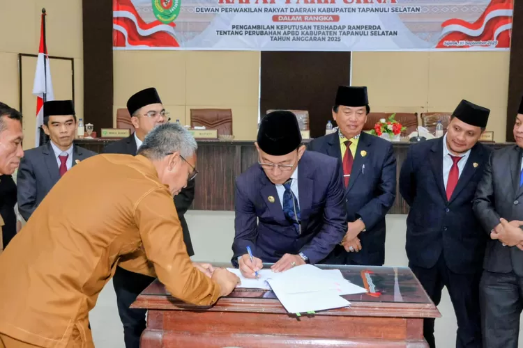 Bupati Tapsel H. Gus Irawan Pasaribu tandatangani berita acara penetapan Ranperda tentang P-APBD Tapsel TA 2025 pada rapat Paripurna DPRD Kabupaten Tapsel, di ruang rapat Paripurna DPRD Tapsel yang Jalan Prof. Lafran Pane Sipirok, Selasa (30/9/2025).(Foto : Realitasonline / Riswandy)