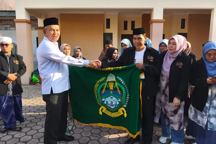 Plt Kabag TU Kanwil Kemenag Sumut H. Muksin Batubara lepas kontingen MQKI 2025 ke Sulawesi Selatan dari Asrama Haji Medan, Selasa (30/9/2025).