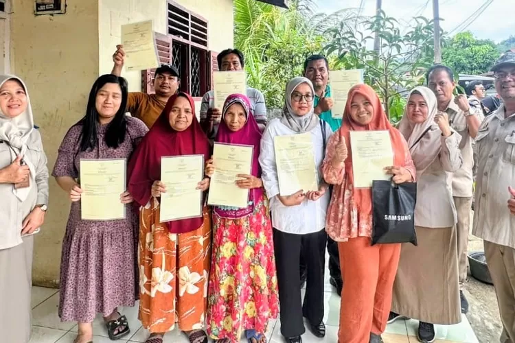 Kantah Kota Padangsidimpuan melaksanakan penyerahan sertifikat tanah program PTSL tahun 2025 di Kelurahan Aek Tampang, Kecamatan Padangsidimpuan Selatan, Kota Padangsidimpuan, Rabu (1/10/2025).(Foto : Realitasonline / Riswandy)