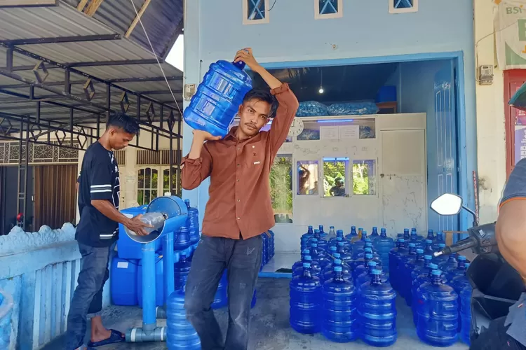 Ardi pemilik Depot Air Minum Isi Ulang di Kecamatan Tangan-Tangan, Kabupaten Abdya harus kerja ekstra lantaran dikejar pelanggan yang terus berdatangan untuk mendapatkan air minum pasca pemadaman listrik dua hari yang lalu, Kamis (2/10/2025)