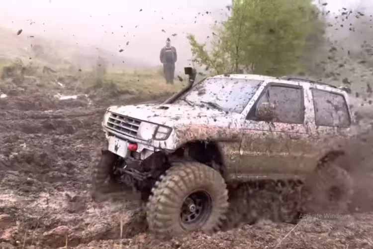Mitsubishi Pajero M57 dan Nissan Patrol GR M57 sebenarnya merujuk pada kode mesin M57, yaitu mesin diesel enam silinder segaris buatan BMW. (Tangkapan Layar YouTube Off Road Kosova)