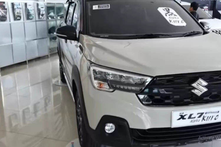 Melihat Suzuki XL7 Alpha KURO dari dekat memberi kesan bahwa mobil ini memang sengaja dibuat lebih berkarakter dibandingkan varian lainnya. (Tangkapan Layar YouTube Wirasaja Channel)