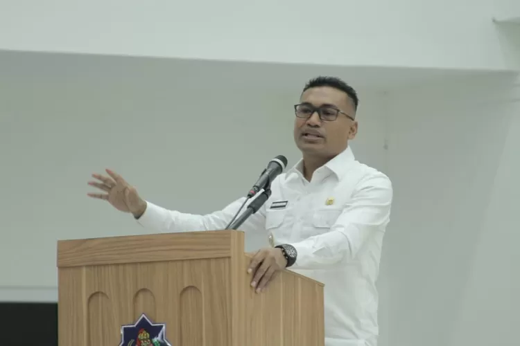 Bupati Abdya Safaruddin saat memberi kuliah umum di UTU Aceh Barat, Kamis (2/10/2025)