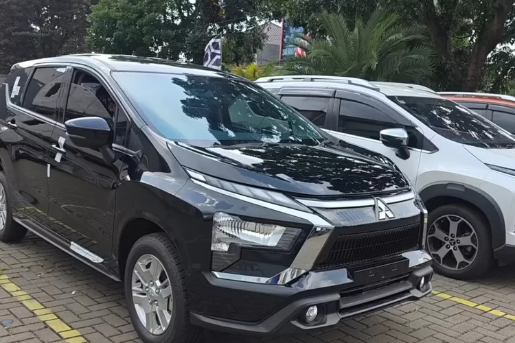 Mobil Mitsubishi Xpander GLS 3rd Facelift tampil dengan wajah yang lebih segar: grill depan diperbarui dengan aksen krom tegas, lampu depan desain baru, dan bumper lebih dinamis. (Tangkapan Layar YouTube B Channel)