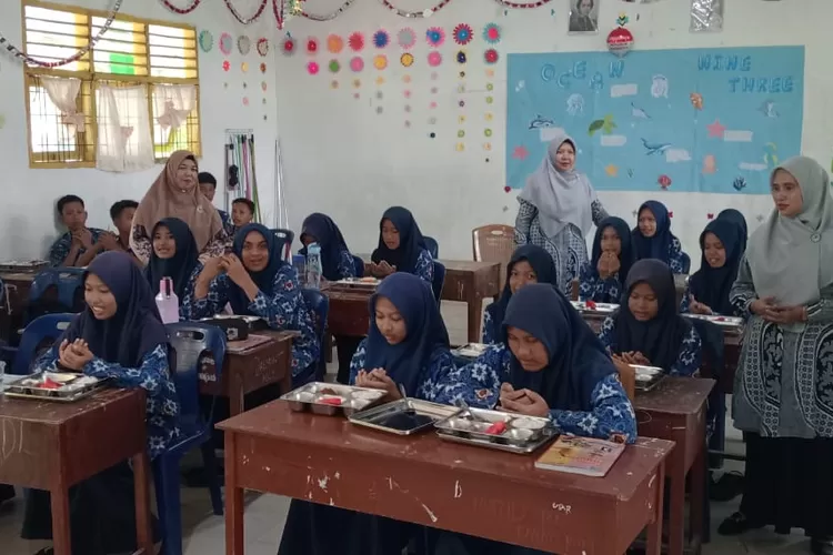 Siswa MTsN 2 Kabupaten Simalungun tampak antusias dan bersyukur nikmati MBG di sekolahnya, Rabu (1/10/2025).