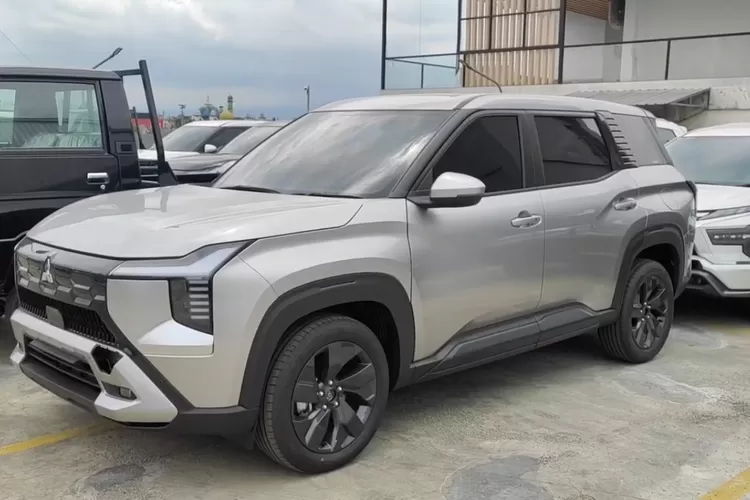 Destinator Exceed Silver kemungkinan mengacu pada varian Exceed dari Mitsubishi Destinator yang memakai warna Silver (Blade Silver Metallic). (Tangkapan Layar YouTube Nandow Mitsubishi)