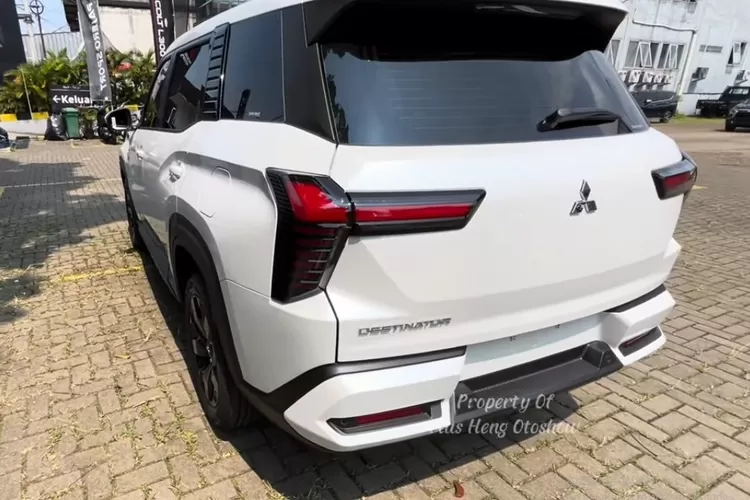 Mitsubishi Destinator tipe Exceed CVT 1500 cc Turbo adalah mobil SUV kompak terbaru dari Mitsubishi yang menggabungkan desain modern, kenyamanan tinggi, dan performa mesin turbo yang efisien. (Tangkapan Layar YouTube Mas Heng Otoshow)