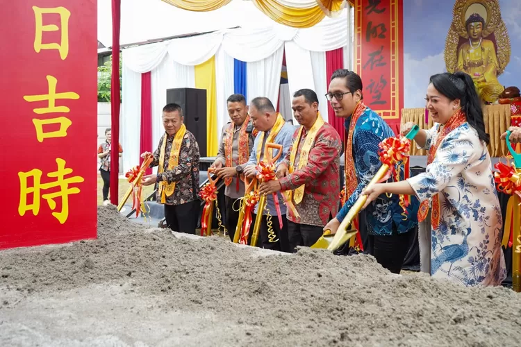 Rico Waas didampingi istri Airin ikut melaksanakan peletakan batu pertama pembangunan Vihara Bhoga Prajna di Kecamatan Medan Area, Jumat (3/10/2025).