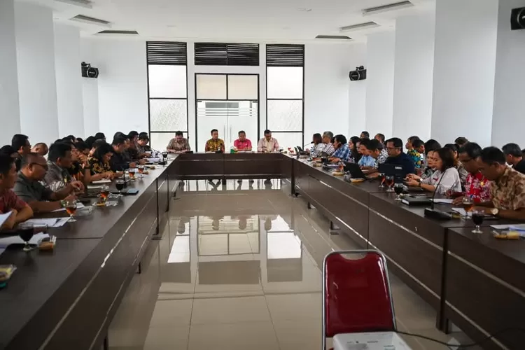 Pemkab Humbahas gelar konsolidasi refokusing rancangan APBD TA 2026 di Sekretariat Kantor Bupati. ( Realitasonline.id/Dok)