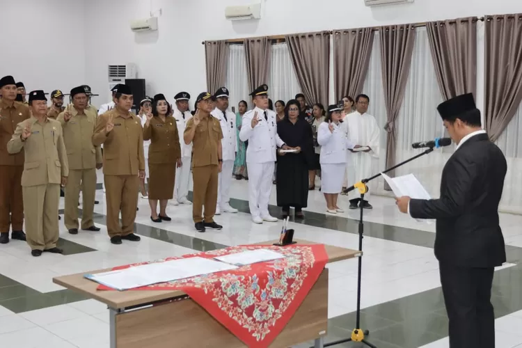 Sejumlah pejabat administrator yang dilantik ( Realitasonline.id/RH)