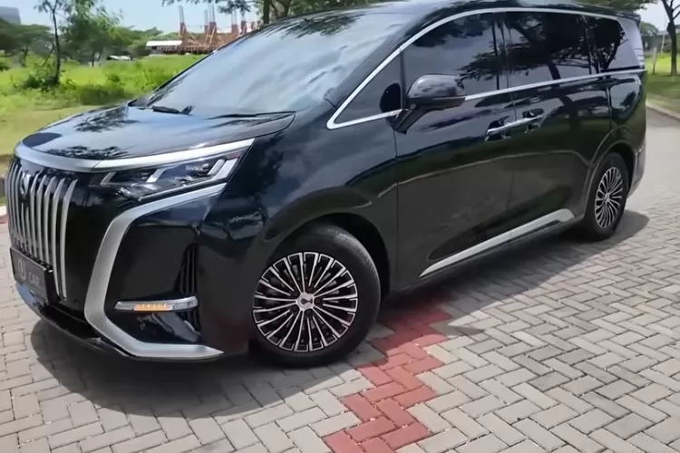 DENZA D9 jadi salah satu MPV listrik mewah dari Tiongkok yang mulai bikin heboh karena fitur baris belakangnya benar-benar luar biasa. (Tangkapan Layar YouTube TreNDS Auto)