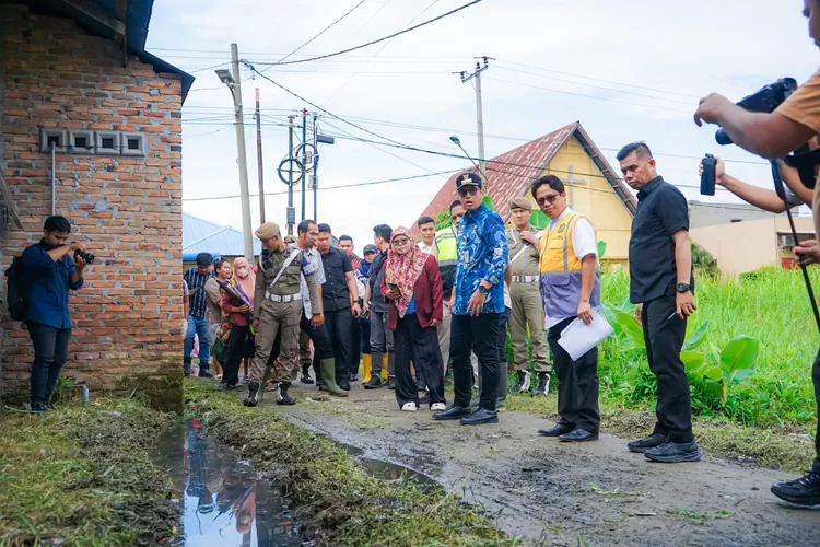 Rico Waas tinjau 3 ruas jalan di Medan Marelan, perintahkan aparaturnya segera perbaiki, Jumat (3/10/2025).