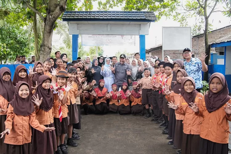 Wabup ketika meninjau rehabilitasi toilet di Sekolah Dasar (SD) Negeri 101910 di Desa Sidodadi, Kecamatan Pagar Merbau