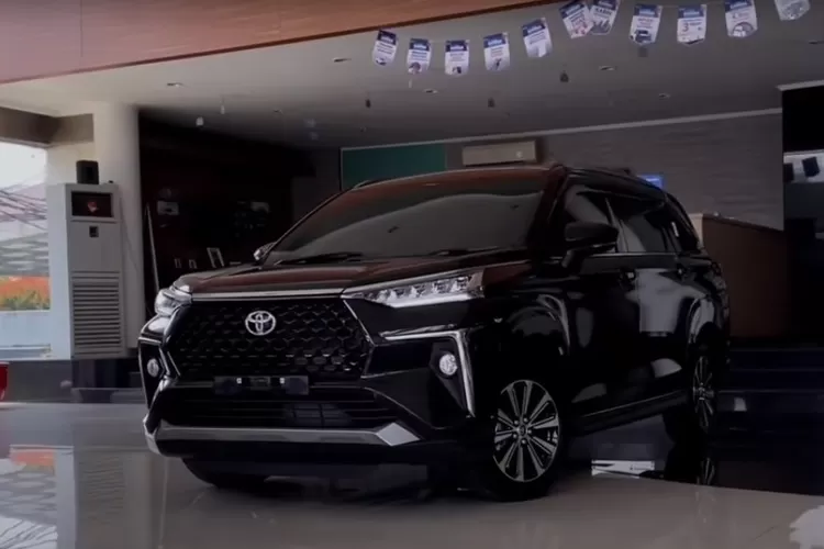 eksterior dan interior Toyota All New Veloz 1.5 Manual 2025 berdasarkan berbagai sumber, digabung dan disederhanakan (Tangkapan Layar YouTube Kacamata Andi Pras)