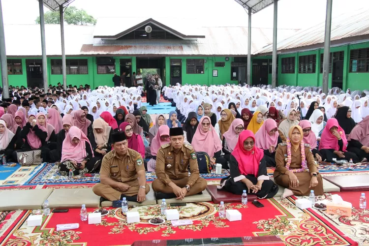 &nbsp;Mubaligh Habib Ahmad Alhabsyi bersama guru dan murid MZsN Pematangsiantar  (Realitasonline.id/RH)