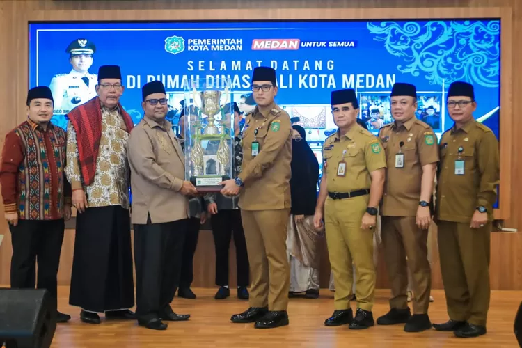 Walikota Rico Waas serahkan bonus bagi 22 orang kafilah Kota Medan yang jadi pemenang STQH XIX tingkat Sumut tahun 2025, Senin (6/10/2025).